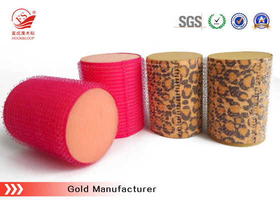 Os rolos plásticos cor-de-rosa do cabelo da menina recicl a resistência térmica forte