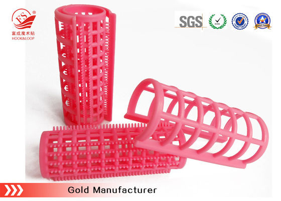 Os rolos plásticos cor-de-rosa do cabelo da menina recicl a resistência térmica forte