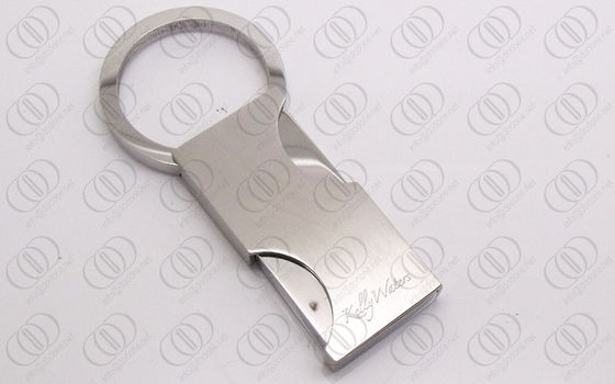 Keychain de prata quadrado à moda com a mola do espelho aberta e próxima