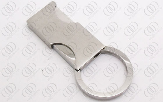 Keychain de prata quadrado à moda com a mola do espelho aberta e próxima